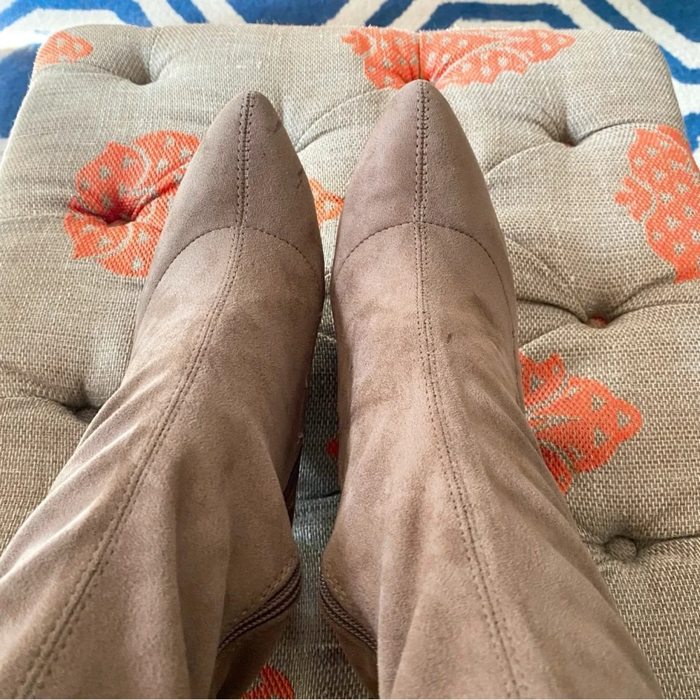 🍂 BRECKELLE’S TAN OVER THE KNEE FAUX SUEDE BEVERLY HEEL BOOTS!